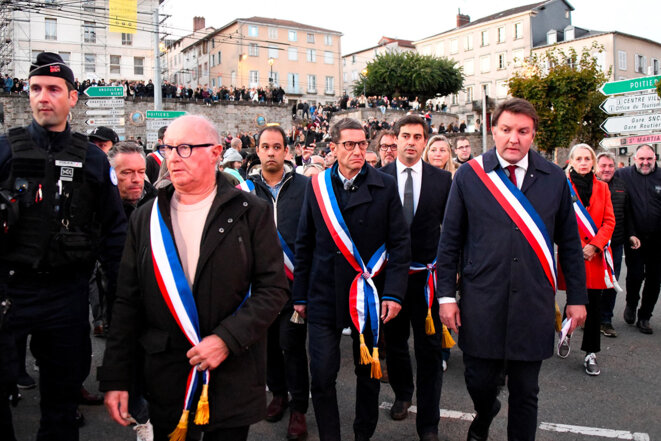 Mairie de Limoges incendiée : le maire instaure un droit d'entrée à 12 euros pour chaque photo politique devant les ruines, « afin que la récupération soit au moins payante »