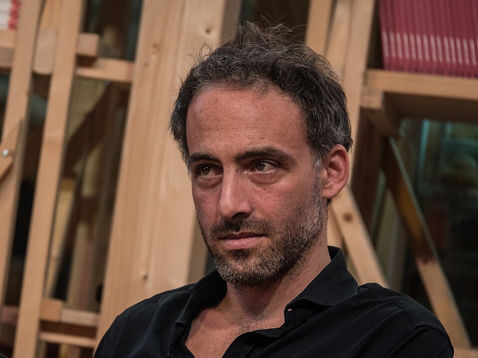 « C'est pas mal pour un candidat qu'on avait mis dans la marmite parce que le frigo était vide » — les militants PS du XXe arrondissement saluent l'élection « par défaut » de Raphaël Glucksmann, qui a recueilli deux tiers des voix d'un café bondé