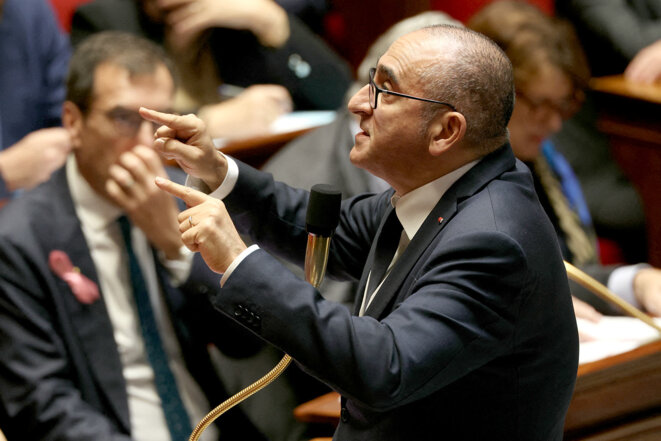 « Le vacarme de la rue, c'est bien joli, mais il n'a pas pris rendez-vous » : le ministre de l'Intérieur propose un formulaire Cerfa pour encadrer officiellement les manifestations lycéennes — et une case à cocher « Je reconnais que ma colère est subjective »