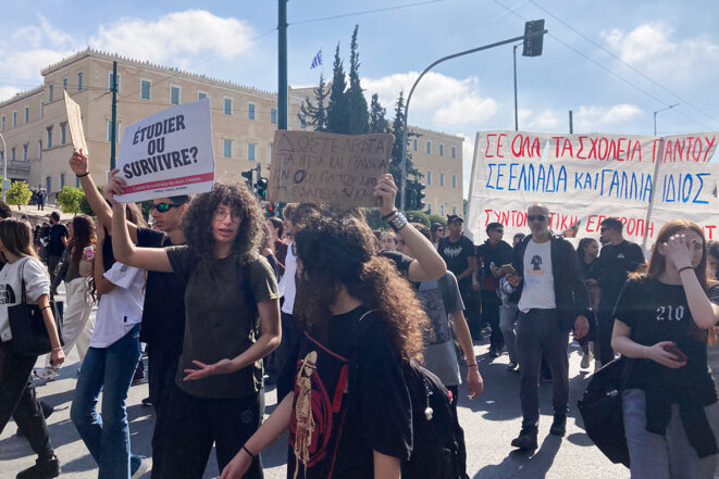 En Grèce, les élèves réclament le droit de bloquer leur lycée mais se heurtent à l'absence totale de portes dans leurs établissements en plein air