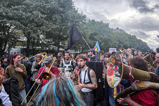Après avoir été interdite, autorisée puis re-interdite dans les quatre points cardinaux simultanément, la manifestation étudiante est désormais « administrativement en mouvement » sans bouger d'un pouce.
